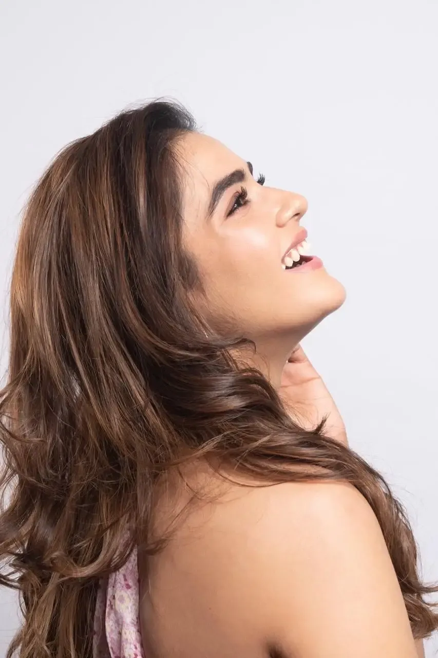 BEAUTIFUL INDIAN ACTRESS KAVYA THAPAR LONG HAIR SMILING FACE IMAGES 7